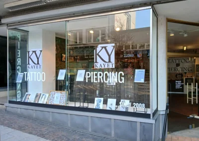 Schaufensterbeschriftung 1 Kayet Tattoo und Piercing Pforzheim