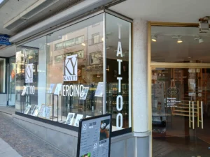 Schaufensterbeschriftung 3 Kayet Tattoo und Piercing Pforzheim